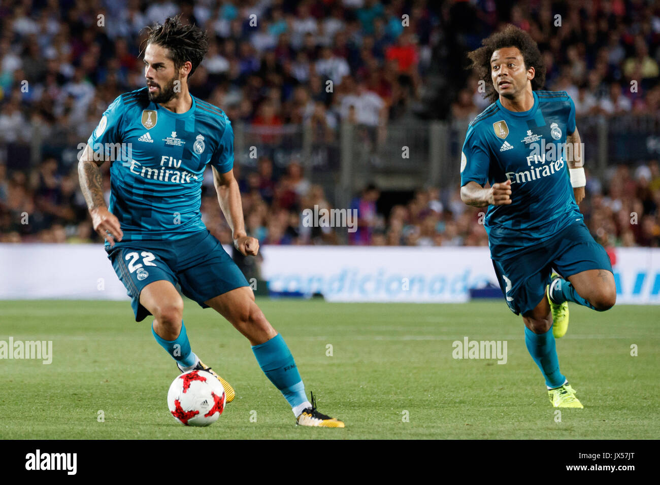 Stadio Camp Nou, Barcellona, Spagna. 13 Agosto, 2017. Super Coppa di Spagna tra FC Barcelona e Real Madrid. Isco portando la palla. Credito: David Ramírez/Alamy Live News Foto Stock