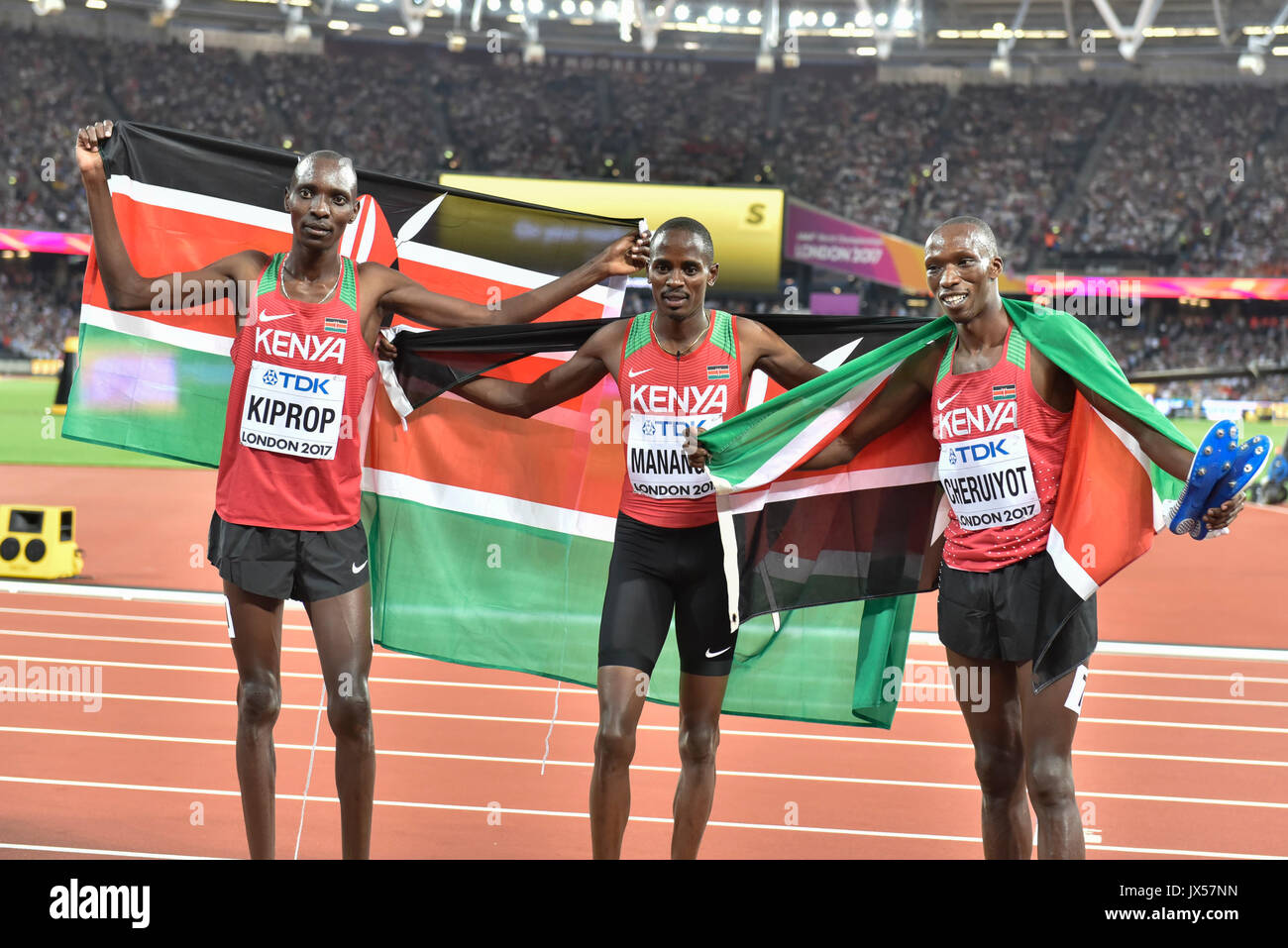 Londra, Regno Unito. Il 13 agosto 2017. (C) Elia Motonei Manangoi (Kenya) celebra vincere l'oro negli uomini 1500m. Sessione finale al London Stadium, il giorno dieci della IAAF Campionati del Mondo London 2017. Credito: Stephen Chung / Alamy Live News Foto Stock