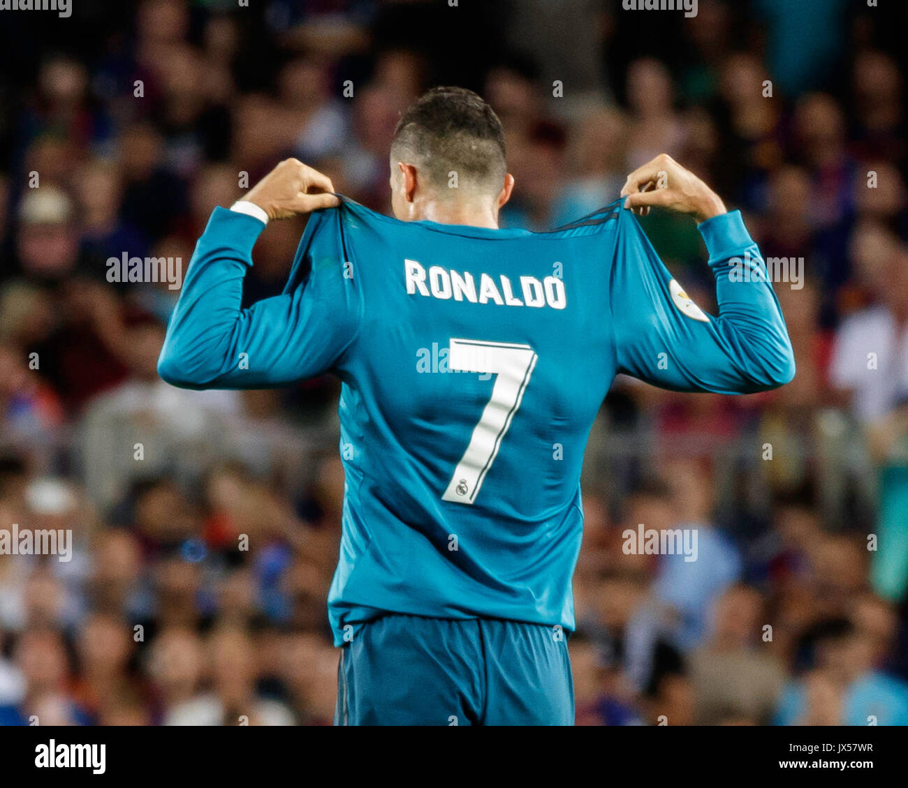 Stadio Camp Nou, Barcellona, Spagna. 13 Agosto, 2017. Super Coppa di Spagna tra FC Barcelona e Real Madrid. Cristiano Ronaldo festeggia il suo obiettivo. Ronaldo mostra la sua maglietta al credito pubblico: David Ramírez/Alamy Live News Foto Stock