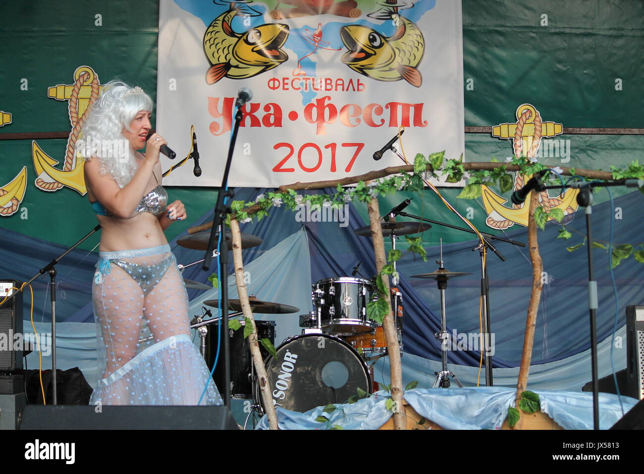 Concorso sulle prestazioni per il titolo migliore mermaind belli sulla tradizionale fest " Uxa Fest', Agosto 12, 2017, Vileyka, Bielorussia Foto Stock