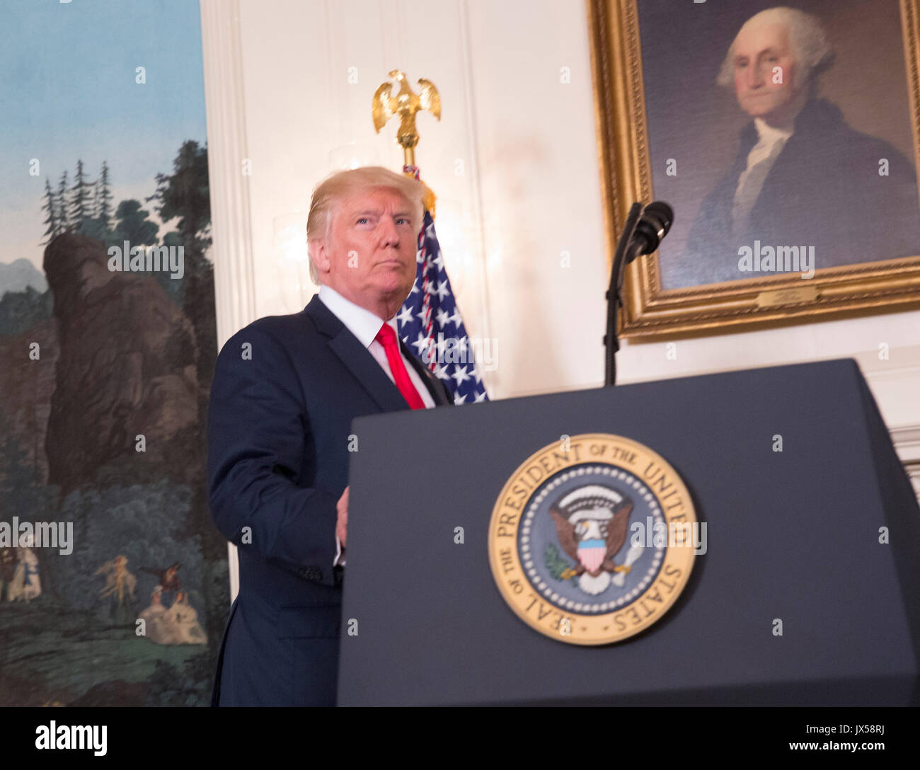 Il Presidente degli Stati Uniti, Trump passeggiate al podio del diplomatico sala reception a rendere una dichiarazione sulla violenza questo fine settimana passato a Charlottesville, Virginia alla Casa Bianca a Washington DC, Agosto 14, 2017. Nel suo intervento il Presidente fa ripetere quello che ha detto il sabato quando ha detto "noi condanniamo con la massima fermezza questo display abnormi di odio, fanatismo e violenza. Esso non ha luogo in America.' Credit: Chris Kleponis/Piscina CNP /MediaPunch Foto Stock