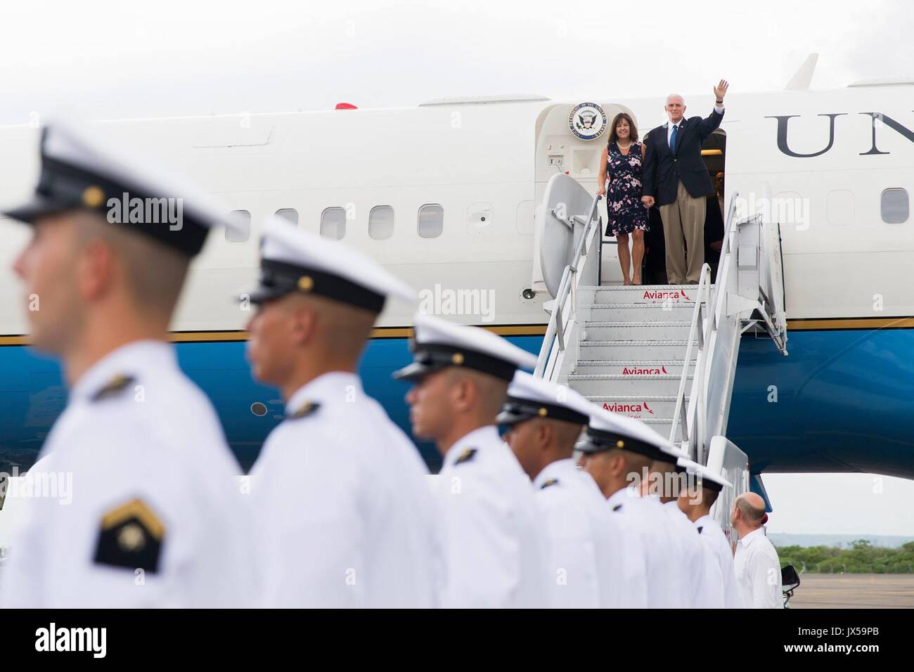 Stati Uniti Vice Presidente Mike Pence e la moglie Karen Pence wave come essi arrivano per una visita ufficiale il 13 agosto 2017 a Cartagena, Colombia. Pence è la prima tappa di una vacanza di una settimana in America Latina. Foto Stock