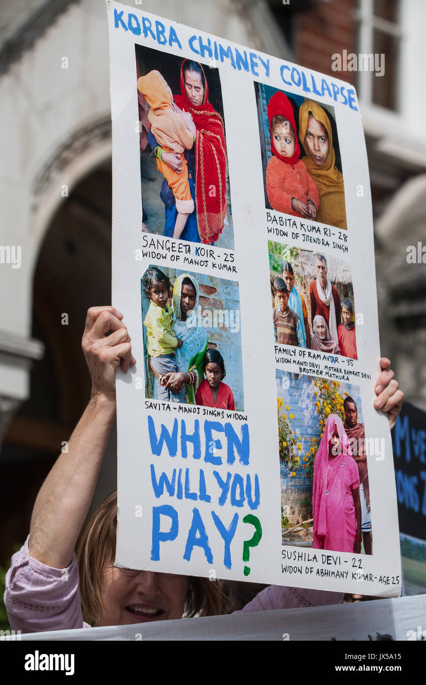 Londra, Regno Unito. 14 Agosto, 2017. Gli attivisti dalla lamina la Vedanta e ad altri gruppi di protesta al di fuori delle assemblea ordinaria della compagnia mineraria britannica Vedanta come parte di una giornata di azione globale contro la società per evidenziare il suo presunto abuso dei diritti umani, l'evasione fiscale e dell'inquinamento. Altre proteste sono state programmato per avere luogo in Zambia e in India. Credito: Mark Kerrison/Alamy Live News Foto Stock