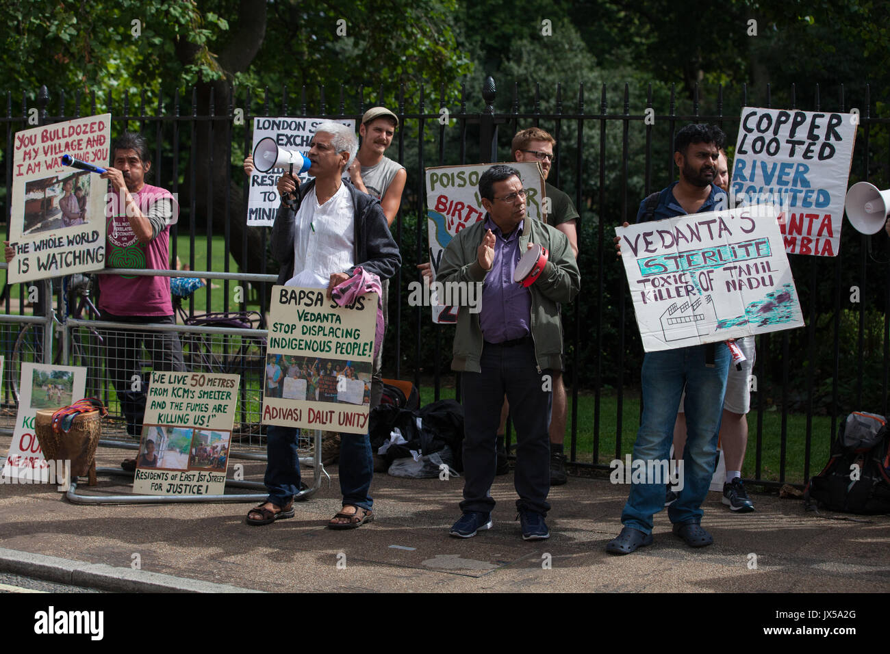 Londra, Regno Unito. 14 Agosto, 2017. Gli attivisti dalla lamina la Vedanta e ad altri gruppi di protesta al di fuori delle assemblea ordinaria della compagnia mineraria britannica Vedanta come parte di una giornata di azione globale contro la società per evidenziare il suo presunto abuso dei diritti umani, l'evasione fiscale e dell'inquinamento. Altre proteste sono state programmato per avere luogo in Zambia e in India. Credito: Mark Kerrison/Alamy Live News Foto Stock