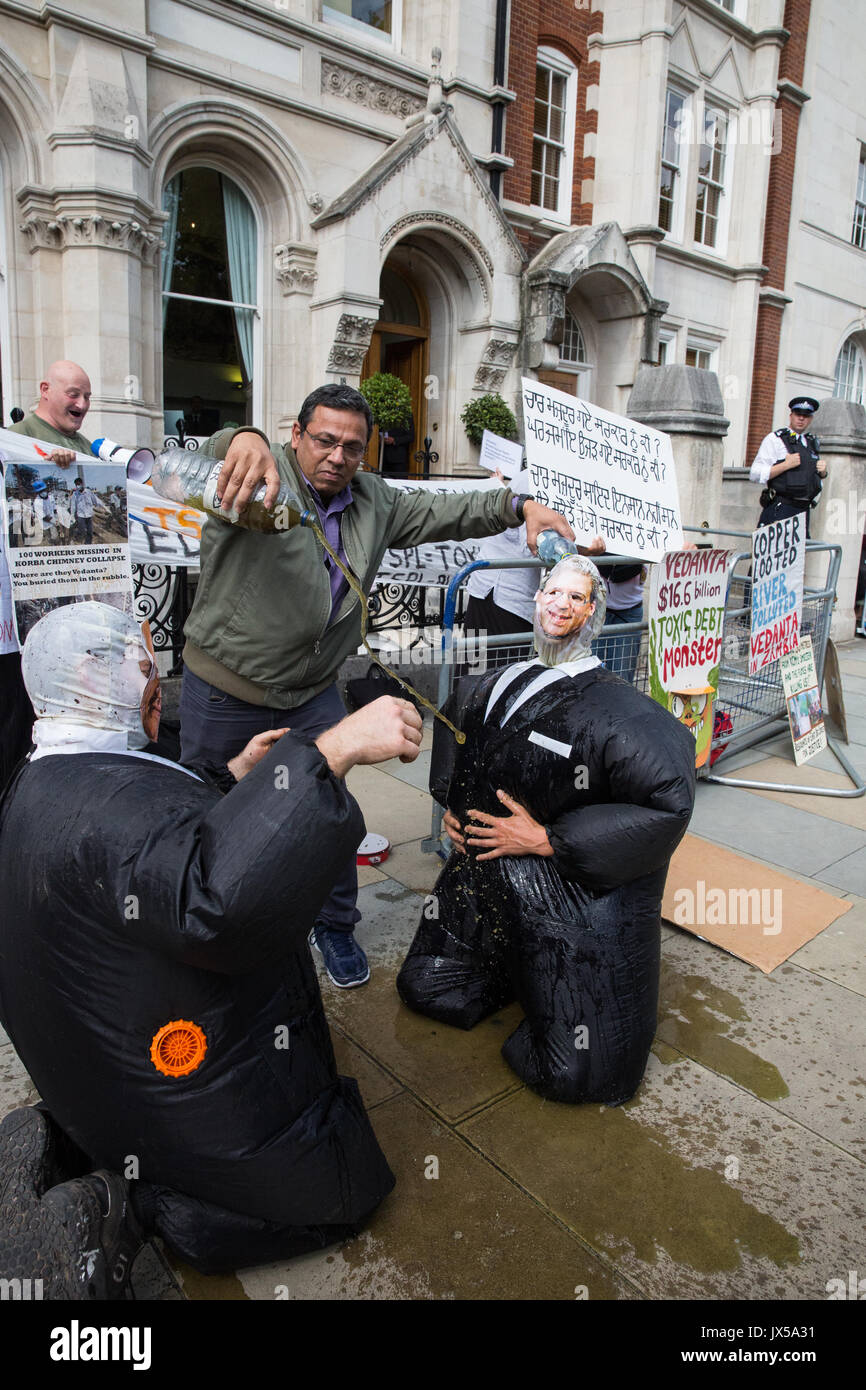 Londra, Regno Unito. 14 Agosto, 2017. Gli attivisti dalla lamina Vedanta - mascherato come 69,6% proprietario della Vedanta Anil Agarwal e amministratore delegato Tom Albanese - proteste al di fuori delle assemblea ordinaria della compagnia mineraria britannica Vedanta come parte di una giornata di azione globale contro la società per evidenziare il suo presunto abuso dei diritti umani, l'evasione fiscale e dell'inquinamento. Altre proteste sono state programmato per avere luogo in Zambia e in India. Credito: Mark Kerrison/Alamy Live News Foto Stock