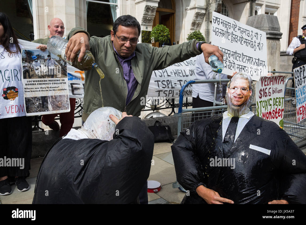 Londra, Regno Unito. 14 Agosto, 2017. Gli attivisti dalla lamina Vedanta - mascherato come 69,6% proprietario della Vedanta Anil Agarwal e amministratore delegato Tom Albanese - proteste al di fuori delle assemblea ordinaria della compagnia mineraria britannica Vedanta come parte di una giornata di azione globale contro la società per evidenziare il suo presunto abuso dei diritti umani, l'evasione fiscale e dell'inquinamento. Altre proteste sono state programmato per avere luogo in Zambia e in India. Credito: Mark Kerrison/Alamy Live News Foto Stock