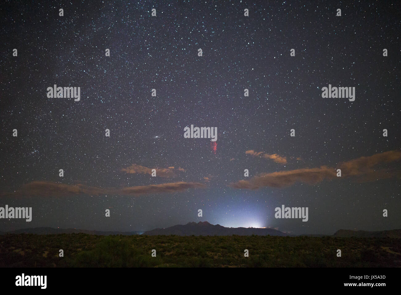 Raro fulmine rosso sprite da sopra un complesso distante di temporali appare nel cielo notturno sopra quattro picchi a Phoenix, USA Foto Stock