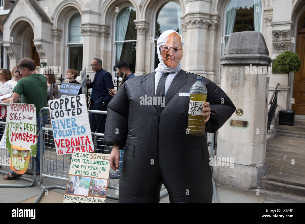 Londra, Regno Unito. 14 Agosto, 2017. Un attivista della lamina dalla Vedanta mascherato come 69,6% proprietario della Vedanta Anil Agarwal proteste al di fuori delle assemblea ordinaria della compagnia mineraria britannica Vedanta come parte di una giornata di azione globale contro la società per evidenziare il suo presunto abuso dei diritti umani, l'evasione fiscale e dell'inquinamento. Altre proteste sono state programmato per avere luogo in Zambia e in India. Credito: Mark Kerrison/Alamy Live News Foto Stock