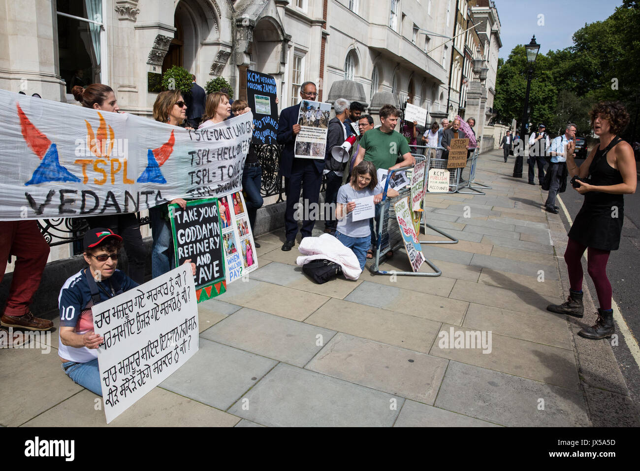 Londra, Regno Unito. 14 Agosto, 2017. Gli attivisti dalla lamina la Vedanta e ad altri gruppi di protesta al di fuori delle assemblea ordinaria della compagnia mineraria britannica Vedanta come parte di una giornata di azione globale contro la società per evidenziare il suo presunto abuso dei diritti umani, l'evasione fiscale e dell'inquinamento. Altre proteste sono state programmato per avere luogo in Zambia e in India. Credito: Mark Kerrison/Alamy Live News Foto Stock