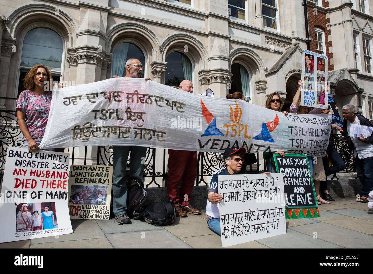 Londra, Regno Unito. 14 Agosto, 2017. Gli attivisti dalla lamina la Vedanta e ad altri gruppi di protesta al di fuori delle assemblea ordinaria della compagnia mineraria britannica Vedanta come parte di una giornata di azione globale contro la società per evidenziare il suo presunto abuso dei diritti umani, l'evasione fiscale e dell'inquinamento. Altre proteste sono state programmato per avere luogo in Zambia e in India. Credito: Mark Kerrison/Alamy Live News Foto Stock