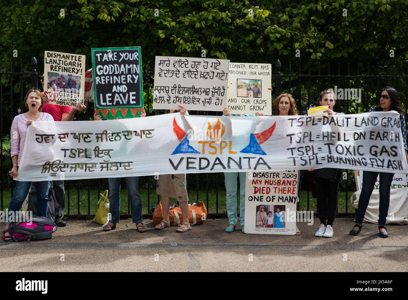 Londra, Regno Unito. 14 Agosto, 2017. Gli attivisti dalla lamina la Vedanta e ad altri gruppi di protesta al di fuori delle assemblea ordinaria della compagnia mineraria britannica Vedanta come parte di una giornata di azione globale contro la società per evidenziare il suo presunto abuso dei diritti umani, l'evasione fiscale e dell'inquinamento. Altre proteste sono state programmato per avere luogo in Zambia e in India. Credito: Mark Kerrison/Alamy Live News Foto Stock