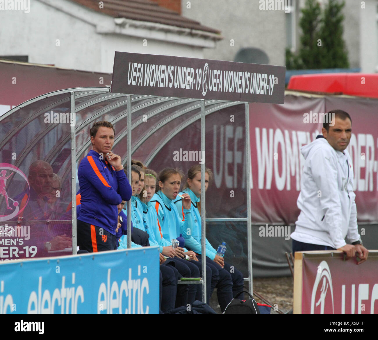 Shamrock Park, Portadown, Irlanda del Nord. Il 14 agosto 2017. Femminile UEFA sotto-19 Campionato GRUPPO B - Paesi Bassi v Italia. Netherland allenatore Jessica Torney. Credito: David Hunter/Alamy Live News. Foto Stock