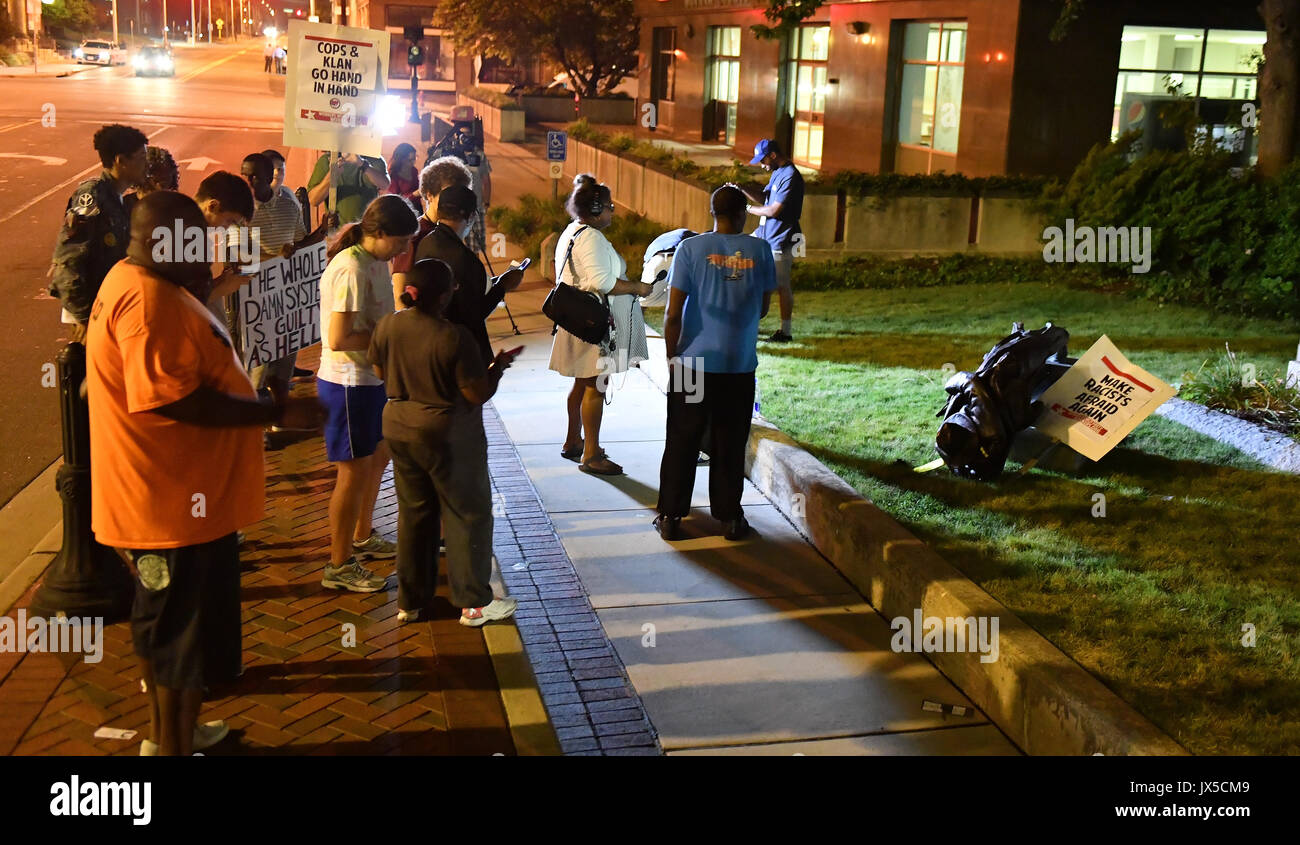 Durham, North Carolina, Stati Uniti d'America. 14 Ago, 2017. Manifestanti portare giù confederate ''i ragazzi che indossavano il grigio'' statua di fronte al tribunale vecchio nel centro di Durham, N.C. Lunedì, Agosto 14, 2017. Credito: Fabian Radulescu/ZUMA filo/Alamy Live News Foto Stock