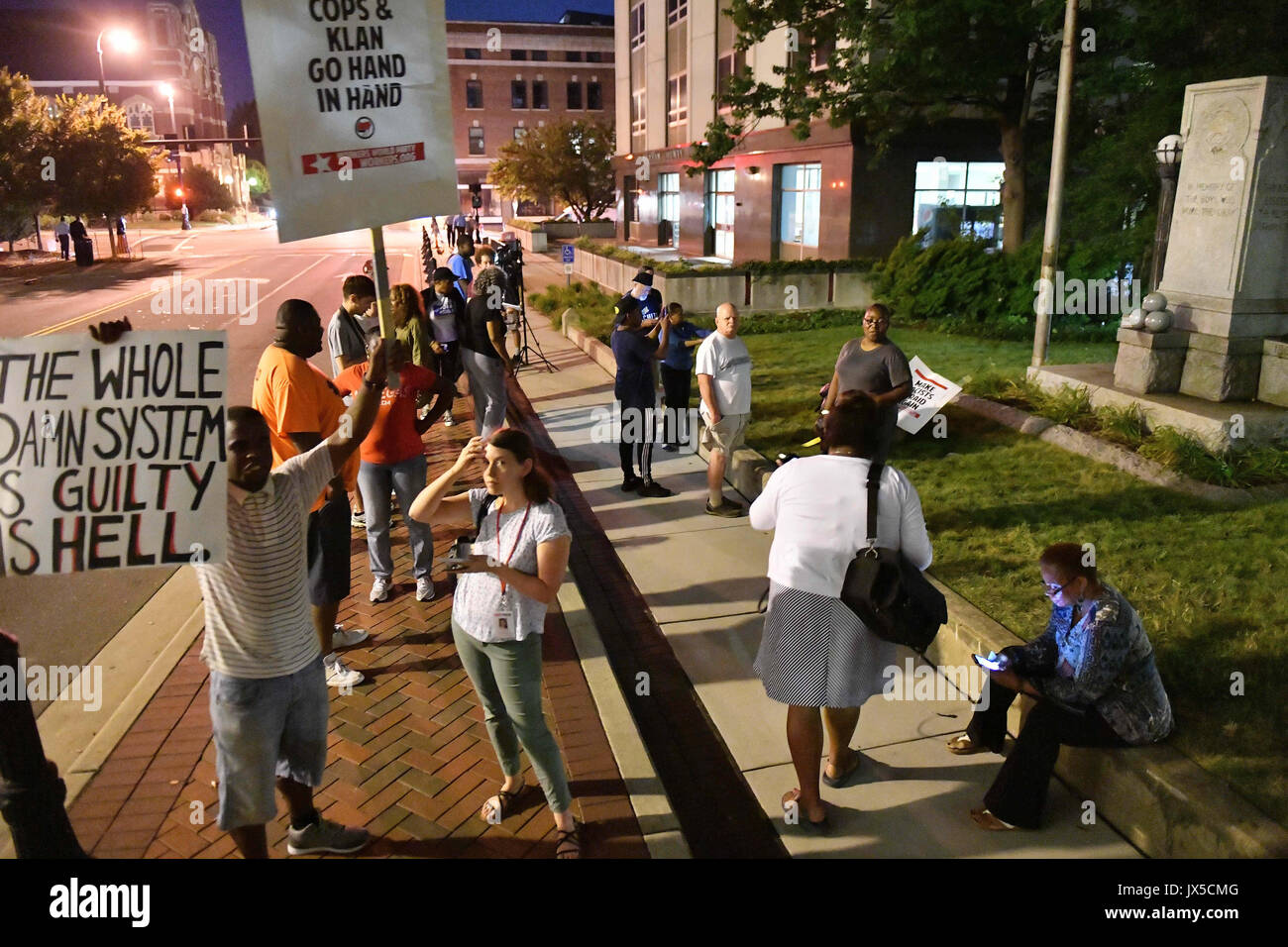 Durham, North Carolina, Stati Uniti d'America. 14 Ago, 2017. Manifestanti portare giù confederate ''i ragazzi che indossavano il grigio'' statua di fronte al tribunale vecchio nel centro di Durham, N.C. Lunedì, Agosto 14, 2017. Credito: Fabian Radulescu/ZUMA filo/Alamy Live News Foto Stock