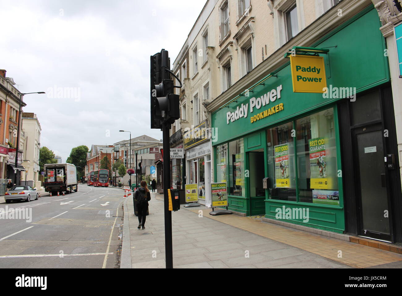 Londra, Regno Unito. 27 Luglio, 2017. Un Paddy Power scommesse negozio vicino a Westbourne Park a Londra, UK, 27 luglio 2017. Foto: Kathrin Kasper/dpa/Alamy Live News Foto Stock