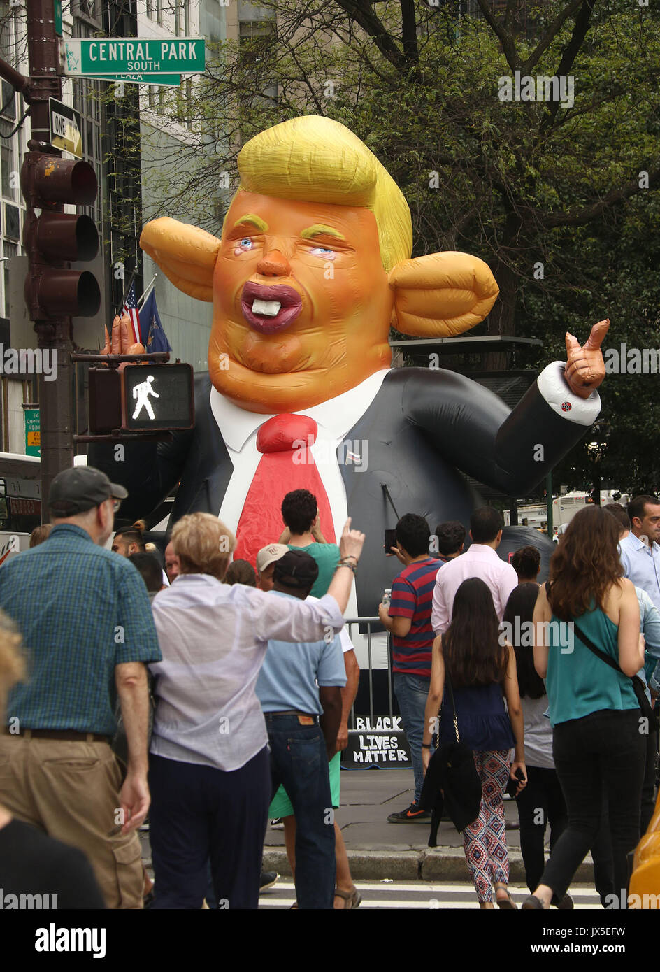 Agosto 14, 2017 - New York New York, Stati Uniti - I pedoni a piedi dal ratto vincente precedendo il presidente dell'arrivo al Trump Tower. (Credito Immagine: © Nancy Kaszerman via ZUMA filo) Foto Stock