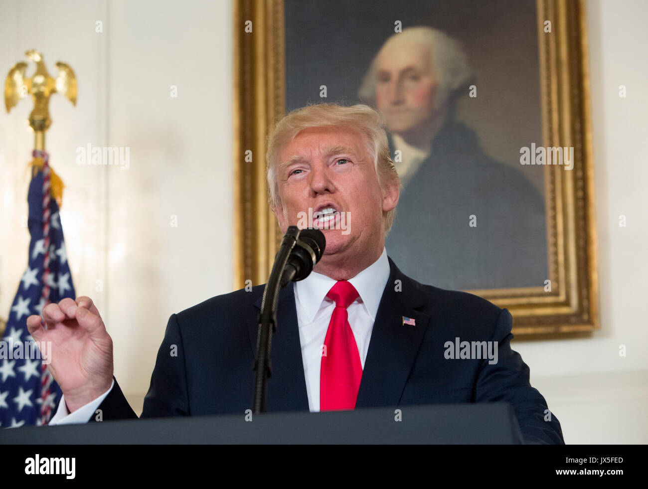 Il Presidente degli Stati Uniti, Trump fa una dichiarazione sulla violenza questo fine settimana passato a Charlottesville, Virginia alla Casa Bianca a Washington DC, Agosto 14, 2017. Nel suo intervento il Presidente fa ripetere quello che ha detto il sabato quando ha detto "noi condanniamo con la massima fermezza questo display abnormi di odio, fanatismo e violenza. Esso non ha luogo in America.' Credit: Chris Kleponis/Piscina CNP - nessun filo servizio · foto: Chris Kleponis/consolidato Notizie Foto/Chris Kleponis - CNP Foto Stock