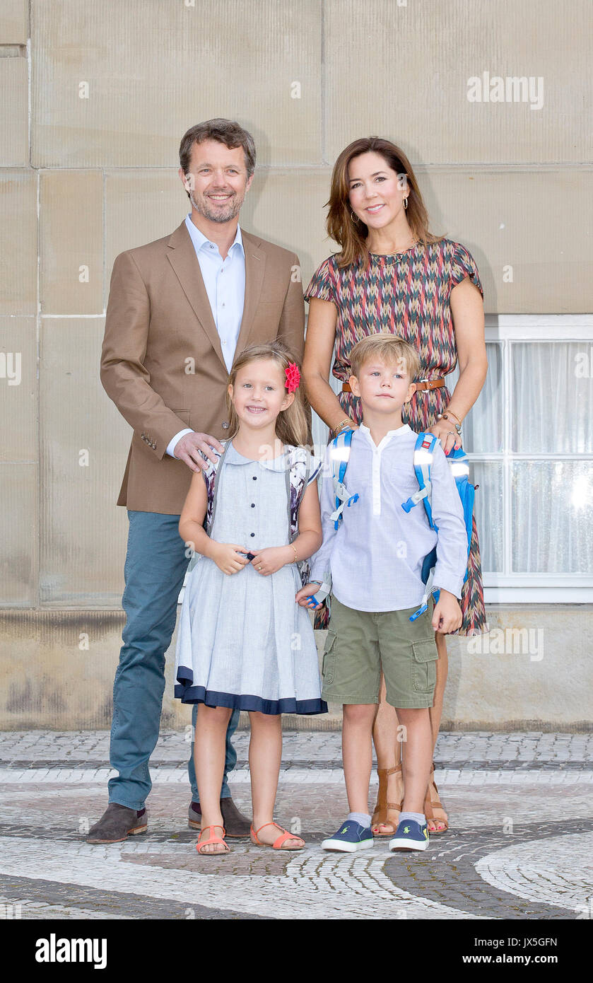 Copenhagen, Danimarca. 15 Agosto, 2017. Il principe ereditario Frederik (L), la Principessa Maria, Principe Vincent e la principessa Giuseppina di Danimarca rappresentano per la stampa in Frederik VIII del Palazzo di Amalienborg, a Copenaghen, il 15 agosto 2017, prima del primo giorno di scuola. - Nessun filo servizio · Foto: Albert Nieboer/RoyalPress/dpa/Alamy Live News Foto Stock