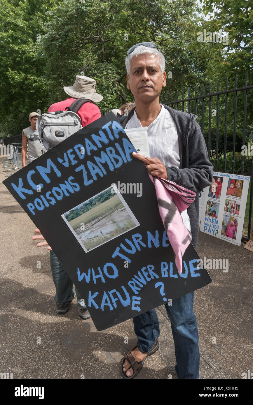 Londra, Regno Unito. 14 Ago, 2017. Londra, Regno Unito. Il 14 agosto 2017. Samarendra Das di radici di erba lamina di campagna La Vedanta detiene un poster circa l'inquinamento del fiume Kafue al di fuori delle assemblea ordinaria della Vedanta. Essi accusano la Vedanta di estrazione illegale in Goa, aumentando vessazioni, torture e false accuse contro gli attivisti tribali in Nyamgiri, Odisha, che hanno utilizzato le leggi indiane per interrompere la bauxite della loro montagna sacra, undici anni di rovinosa e continuo inquinamento da Konkola miniere di rame (KCM) in Zambia, dove dicono che la società hanno evitato in modo fraudolento delle imposte e non è riuscito a pubblicare per login obbligatorio Foto Stock