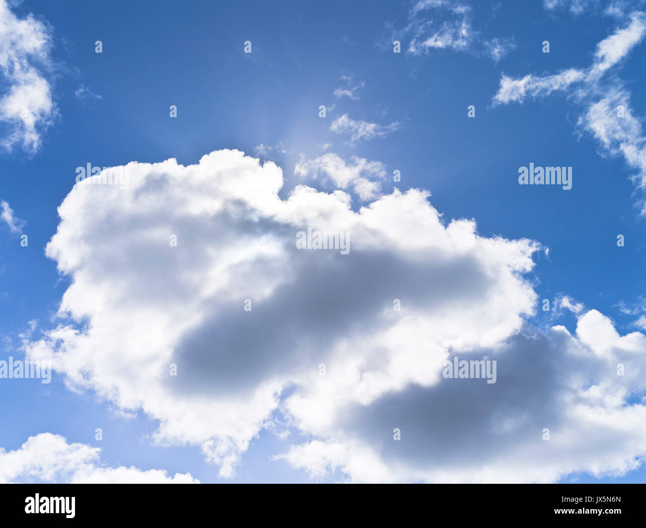 dh White cloud SKY UK Backlit cloud blu cielo bianco grigio nuvole puffy soffice nuvoloso giorno Foto Stock