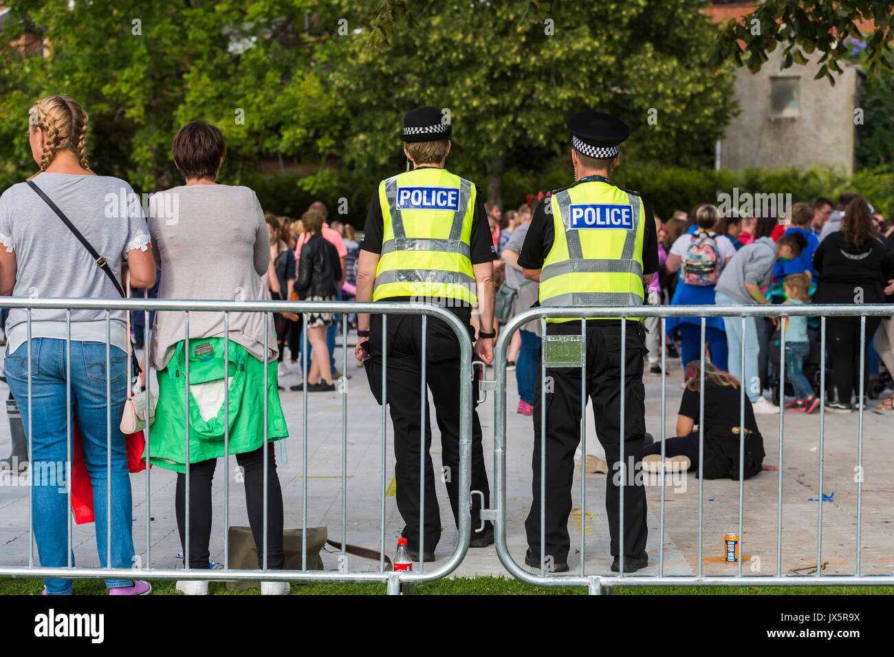Dumfries Scozia - Agosto 12, 2017: Polizia Scozia i funzionari in servizio presso un youth music festival. Foto Stock
