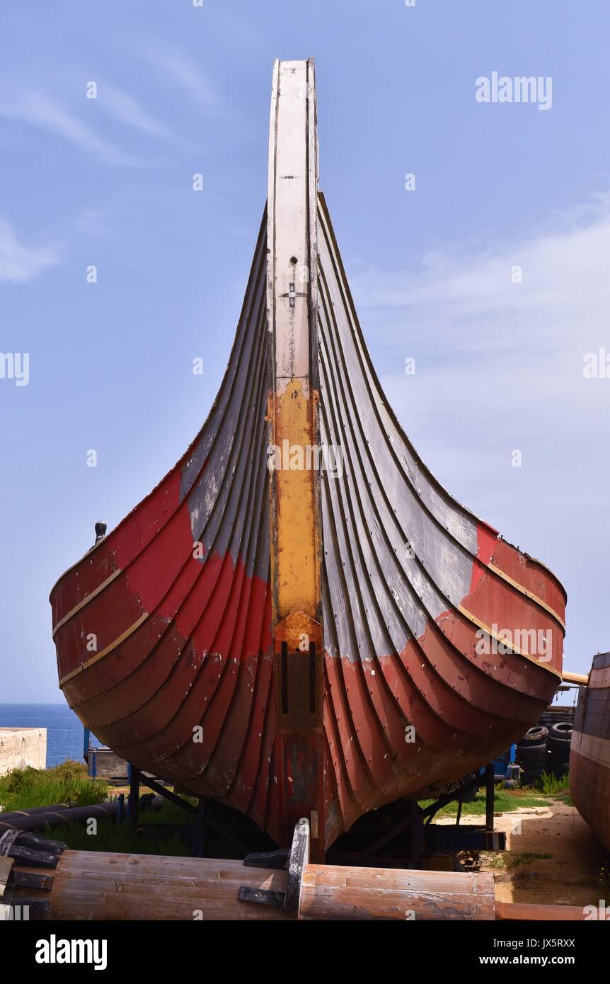 Colorato tipo Viking Ship sulla terra con il cielo blu e sfondo wispy nuvole Foto Stock