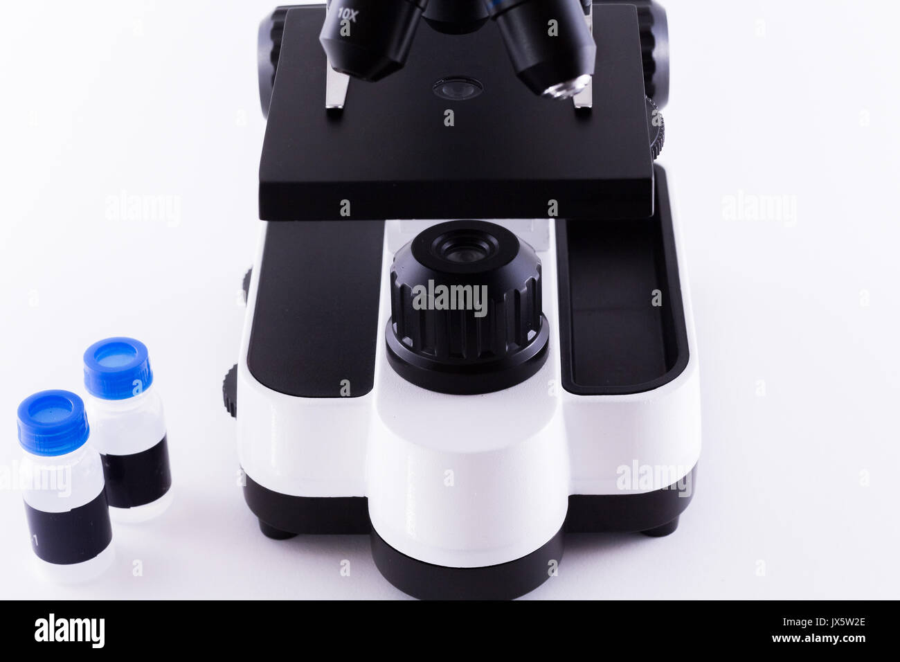 Microscopio di laboratorio scientifico per la di uso medico Foto Stock