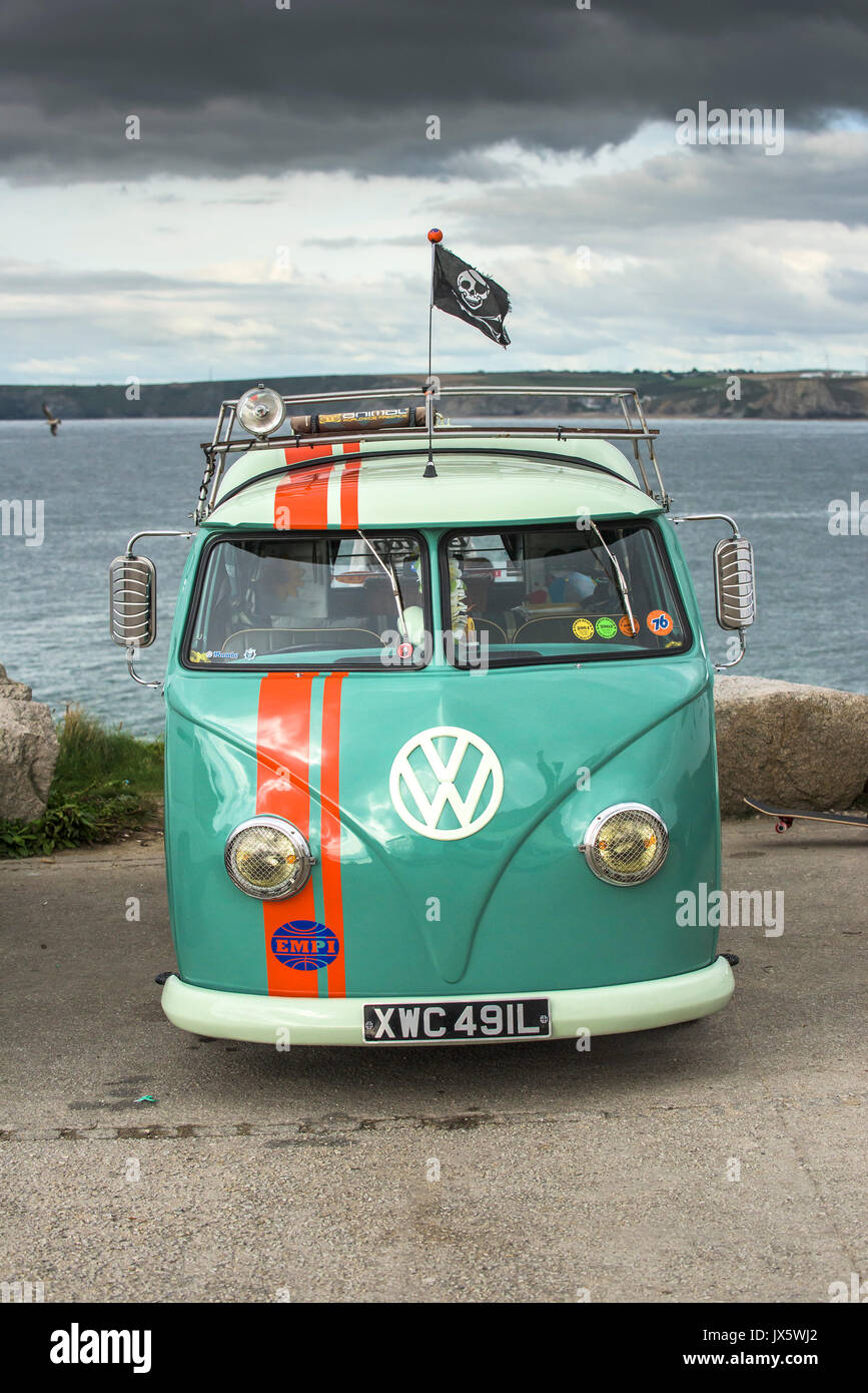 Un vintage VW camper parcheggiato sulla costa della Cornovaglia. Foto Stock