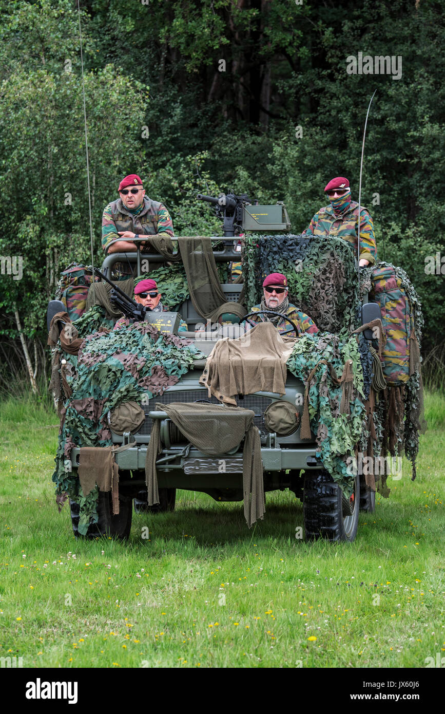 Paracommandos belgi del reggimento Para-Commando manning mimetizzata LRPV veicolo blindato, la Mercedes-Benz Unimog Foto Stock