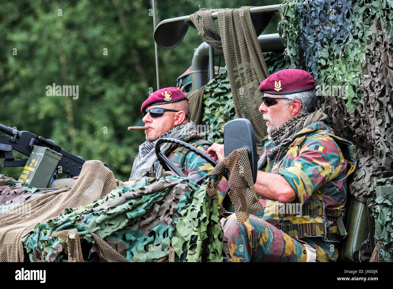 Paracommandos belgi del reggimento Para-Commando manning mimetizzata LRPV veicolo blindato, la Mercedes-Benz Unimog 404 Foto Stock
