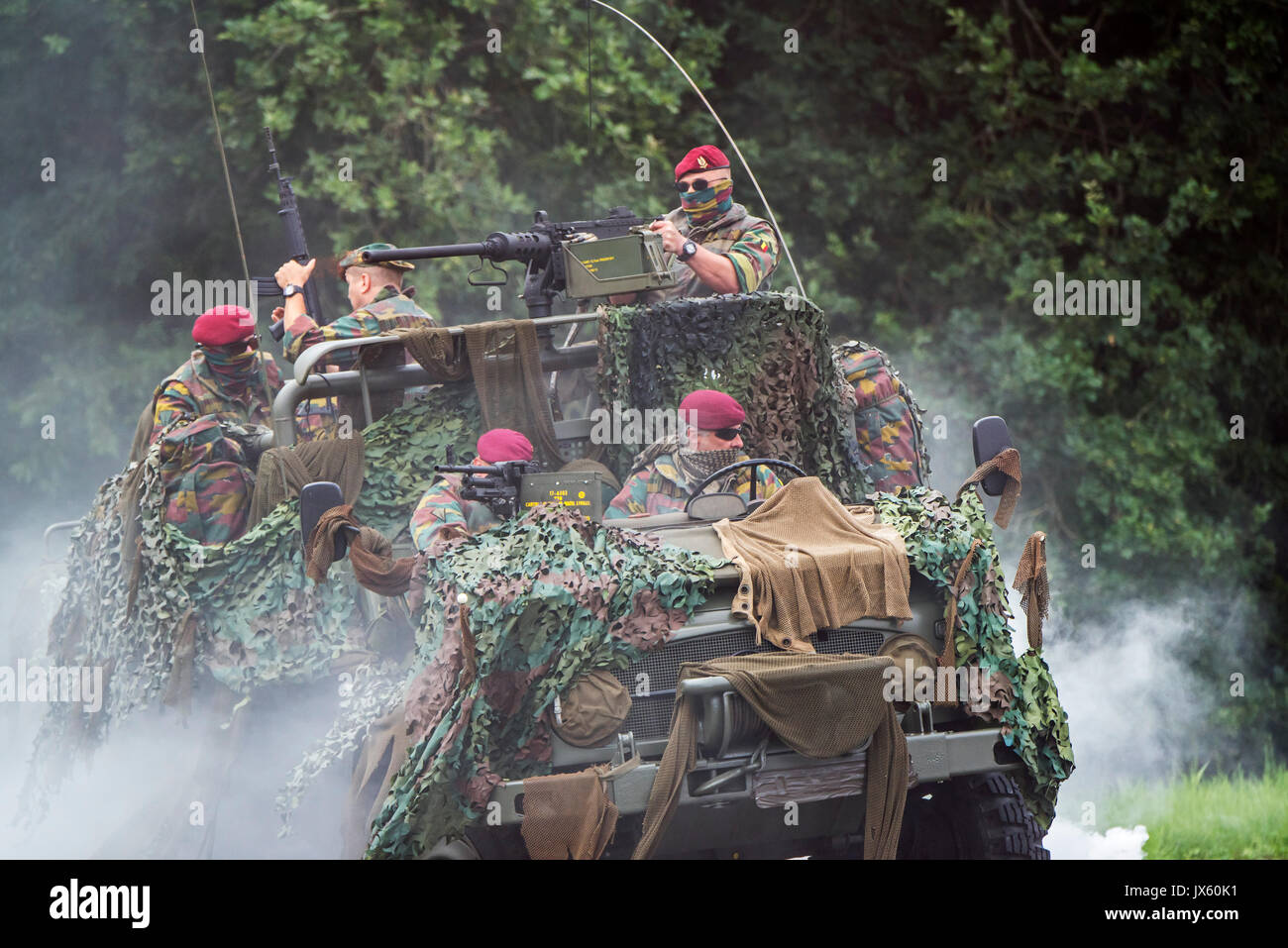 Paracommandos belgi del reggimento Para-Commando sotto attacco in mimetizzata LRPV veicolo blindato, la Mercedes-Benz Unimog 404 Foto Stock