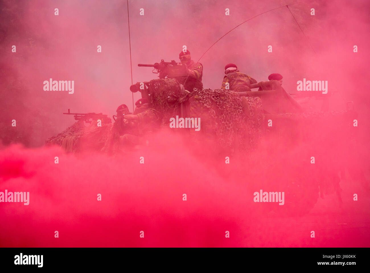 Rosso nella schermata di fumo e commandos del reggimento Para-Commando sotto attacco in LRPV veicolo blindato sparando mitragliatrici montate Foto Stock