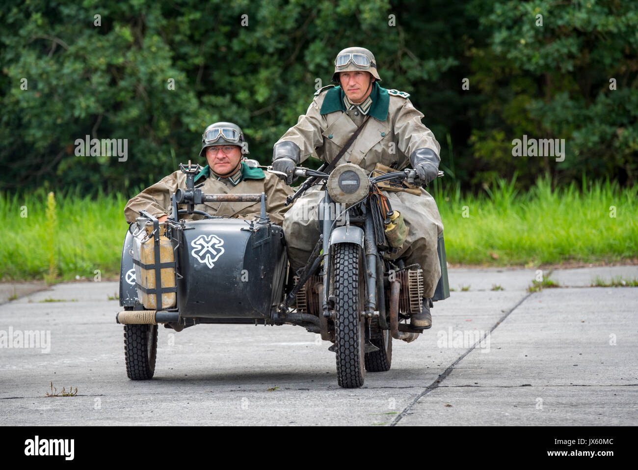 Il tedesco WW2 soldati a cavallo su BMW militari di motociclo con sidecar durante la Seconda Guerra Mondiale la rievocazione Foto Stock