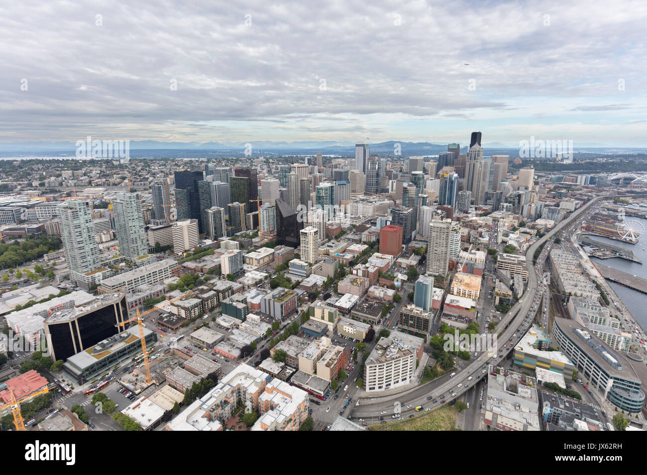 Vista aerea dell'autostrada 99 e il centro cittadino di Seattle, nello Stato di Washington, USA Foto Stock