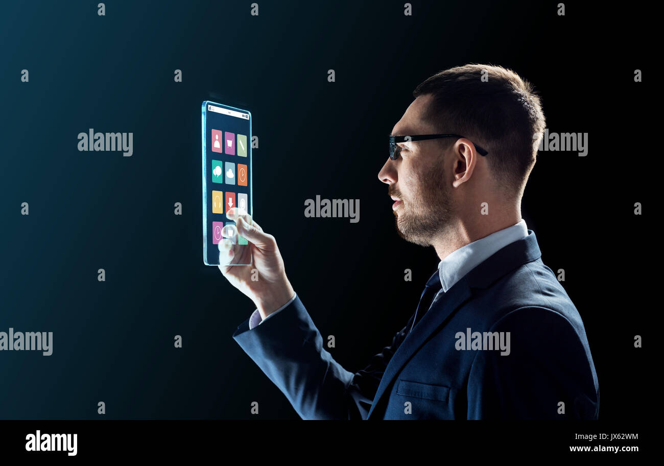 Imprenditore lavora con trasparente tablet pc Foto Stock