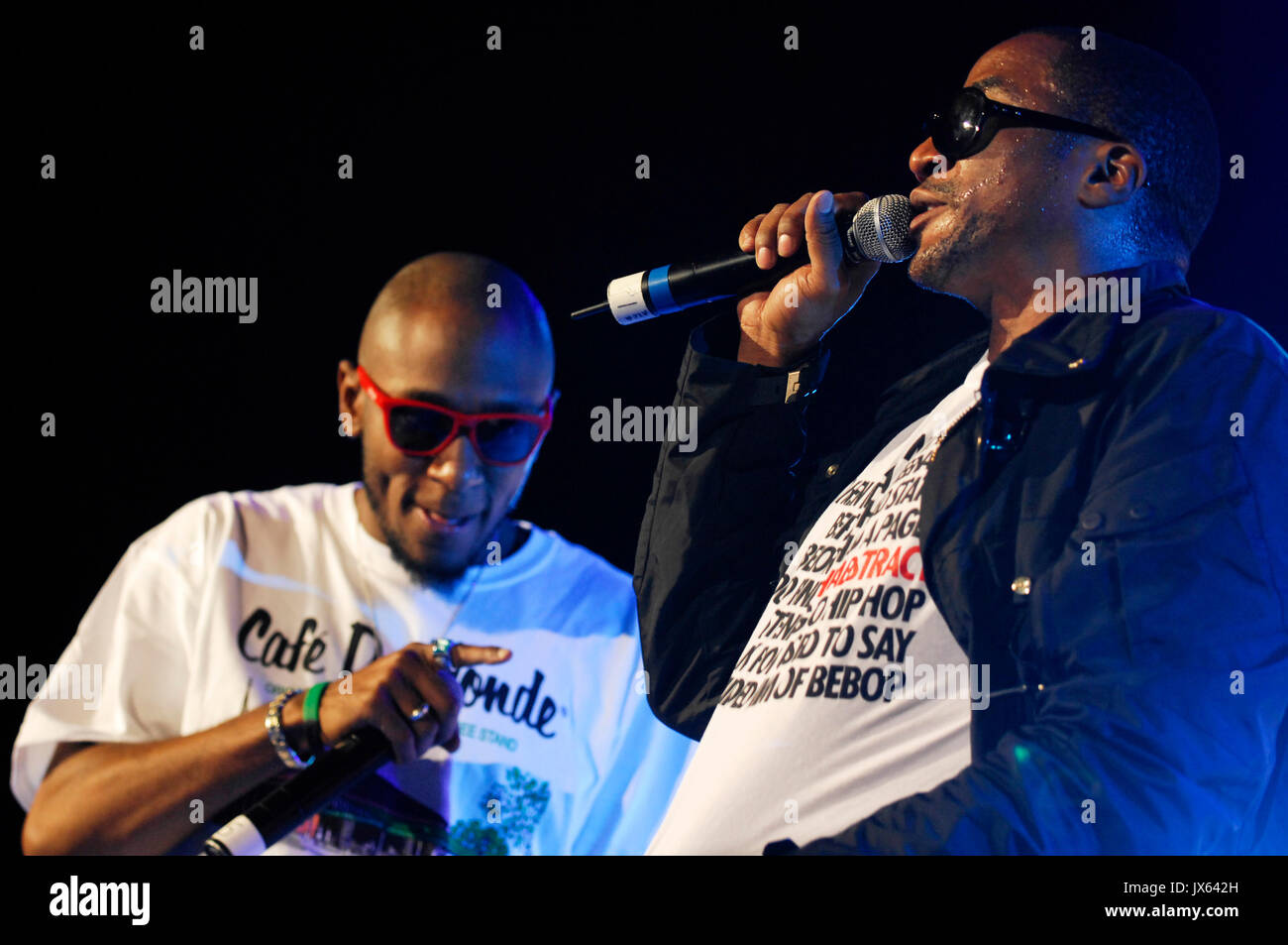 (L-R) Rappers MOS DEF,Q Suggerimento esecuzione 2008 Rock Bells Glen Helen Pavilion Los Angeles. Foto Stock