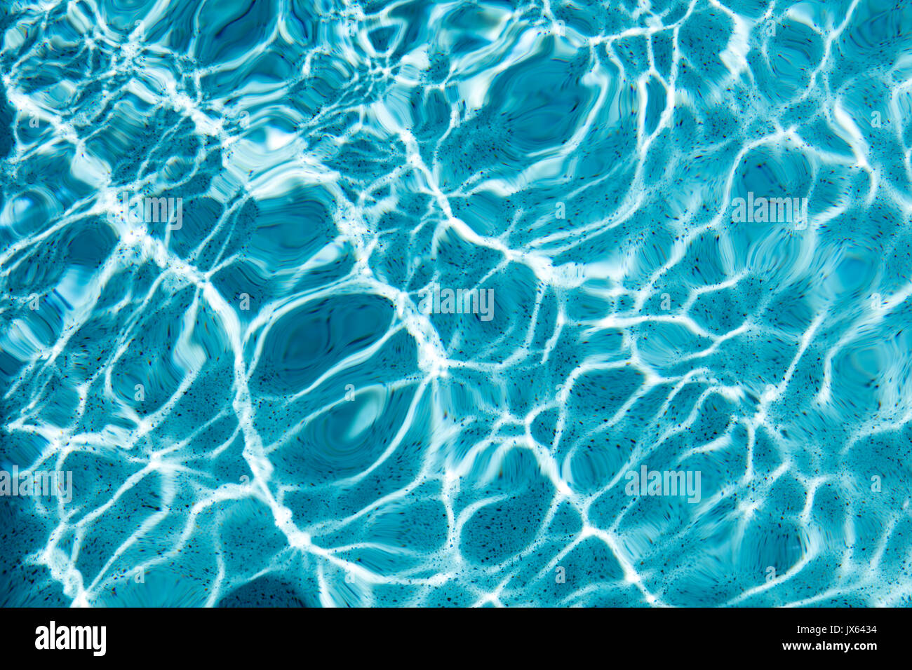 Increspata piscina con acqua in una giornata di sole Foto Stock