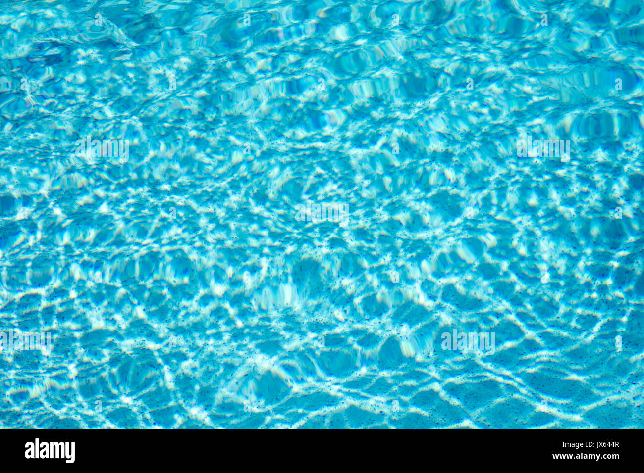 Increspata piscina con acqua in una giornata di sole Foto Stock