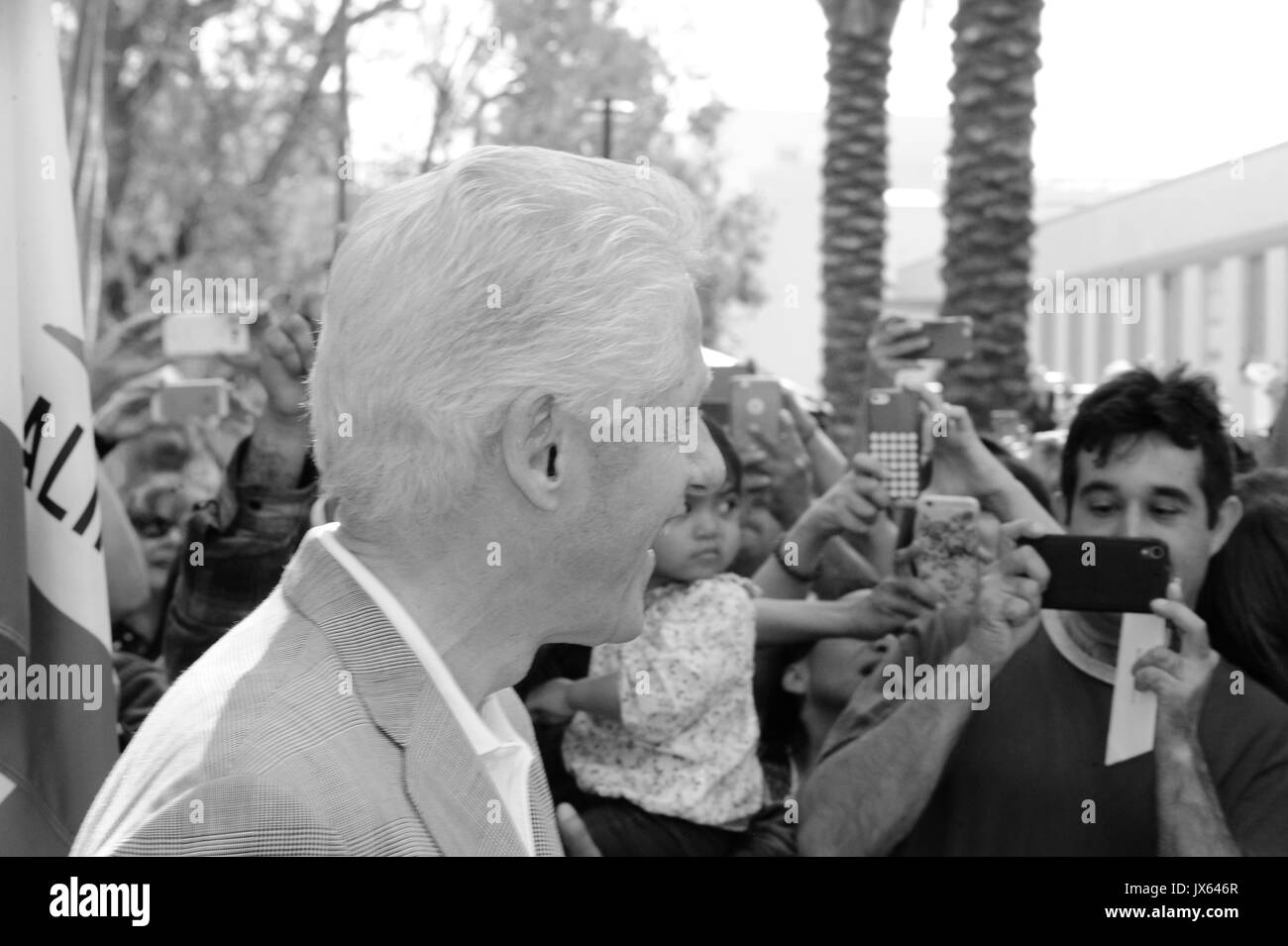 Il presidente Bill Clinton ha fotografato dagli appassionati come lui arriva a Hillary Clinton campagna evento rally aprile 3,2016 di Los Angeles, California. Foto Stock