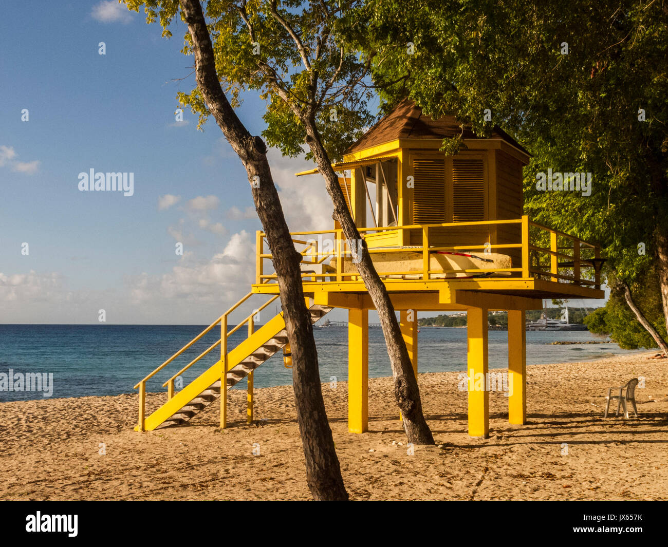 Un giallo brillante lifeguard station su una spiaggia vicino al porto di Saint Charles a Barbados, Isole dei Caraibi Foto Stock