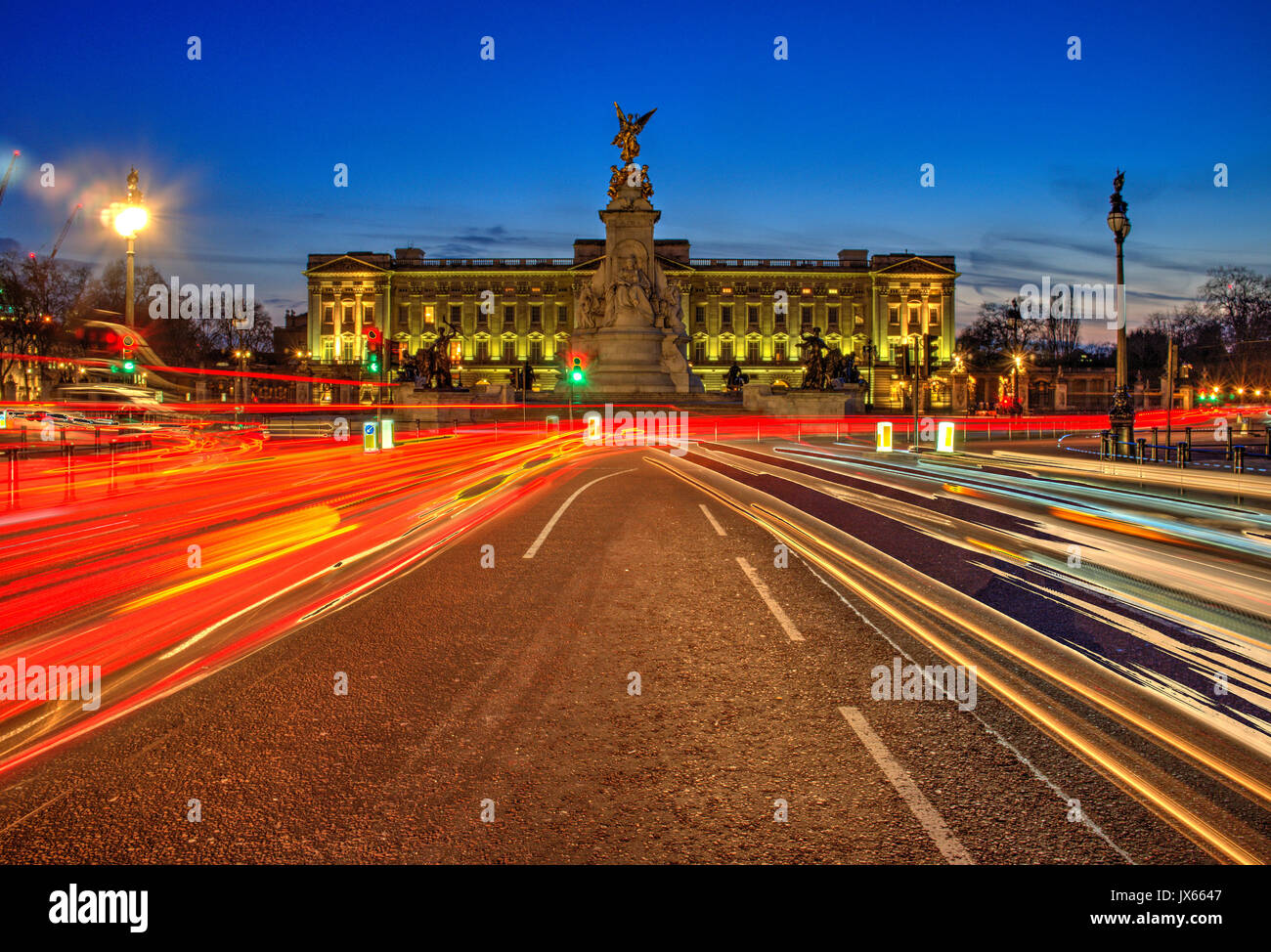 Buckingham Palace di Londra di notte con percorsi di traffico Foto Stock