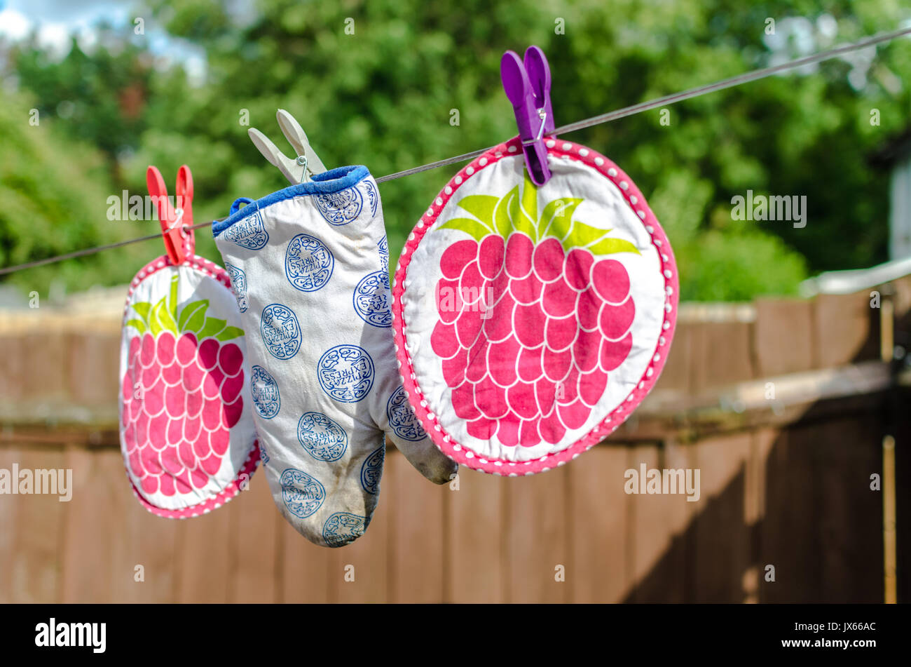 Abbigliamento da cucina sulla linea di lavaggio Foto Stock