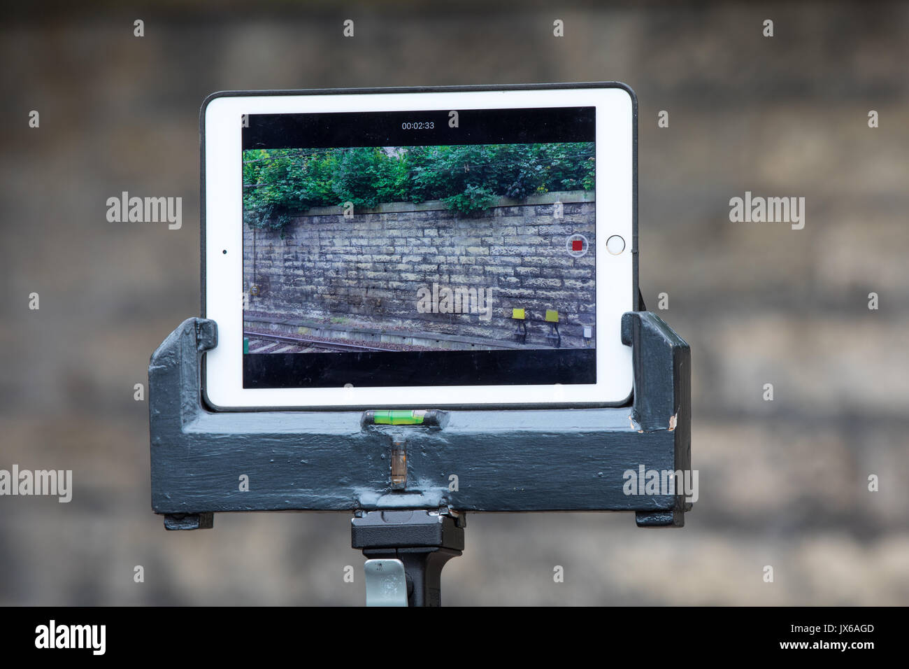 Un incongruo uso di tecnologia. Un iPad montato su una casa in legno di supporto. Foto Stock