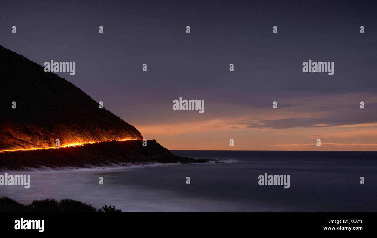 Di sera tardi e ultimo tourist ,ake il loro modo in auto Torna alla città turistica di Lorne. Foto Stock