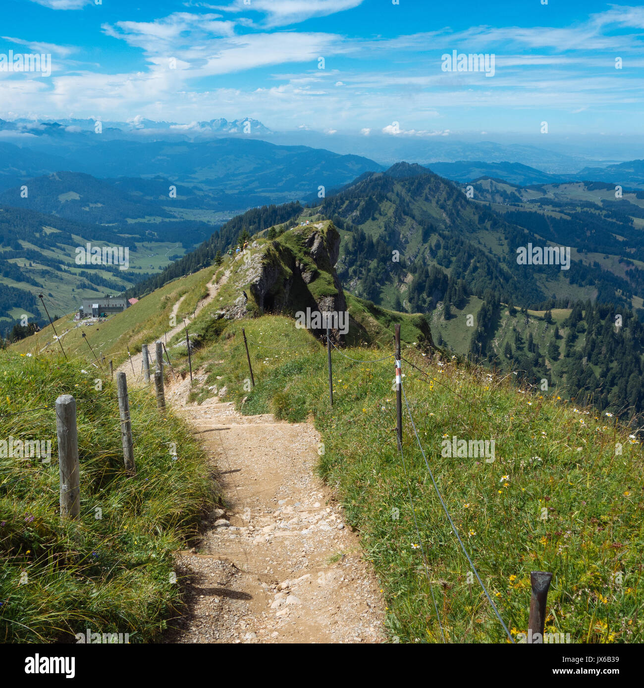 Escursioni sul Nagelfluhkette nelle alpi tedesche su una domenica pomeriggio Foto Stock