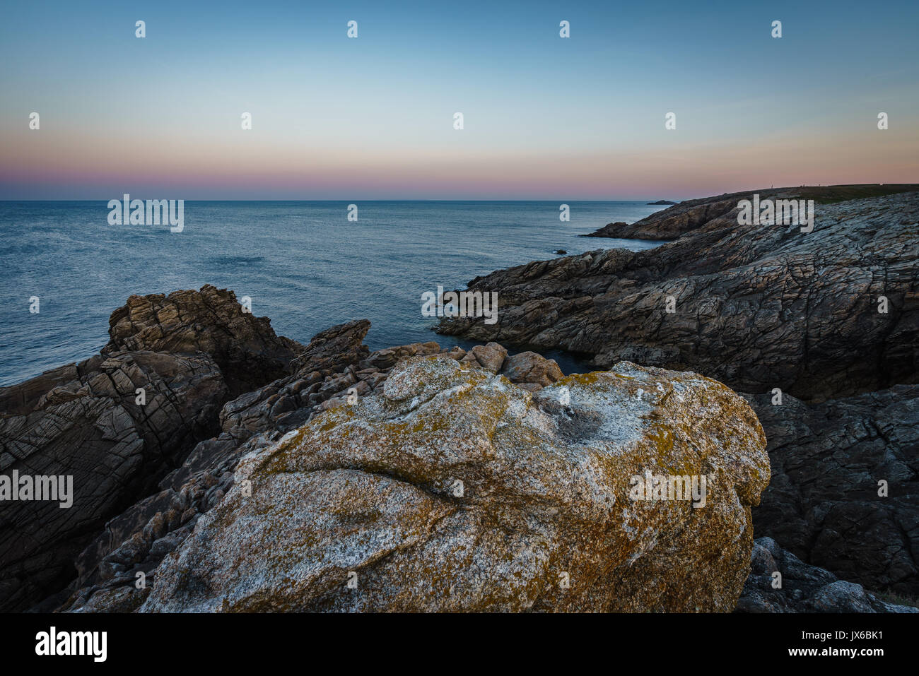 Escursione Costiera alla sunrise in Quiberon in Bretagna, Francia, su una mattina di primavera Foto Stock