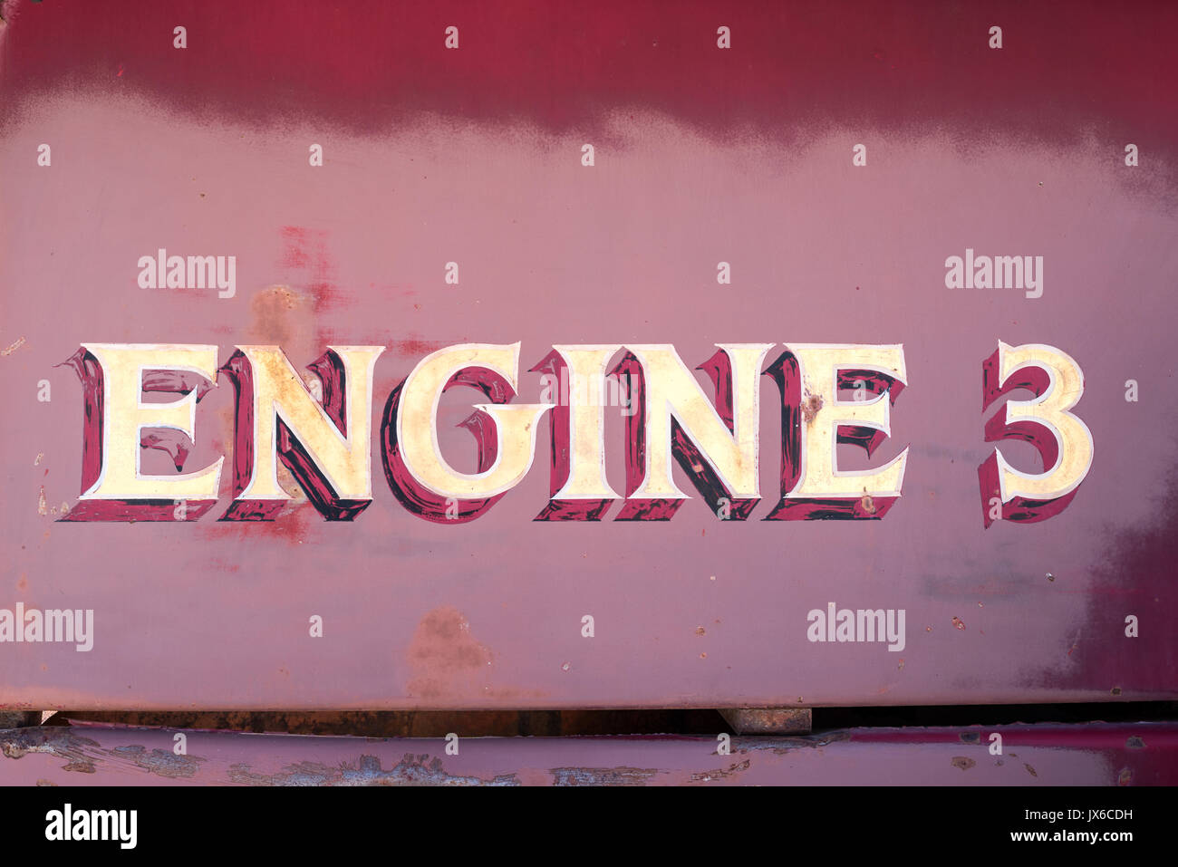 Motore 3 stencil sulla porta di un vecchio motore fire nella storica città mineraria di Belmont, Nevada. Foto Stock