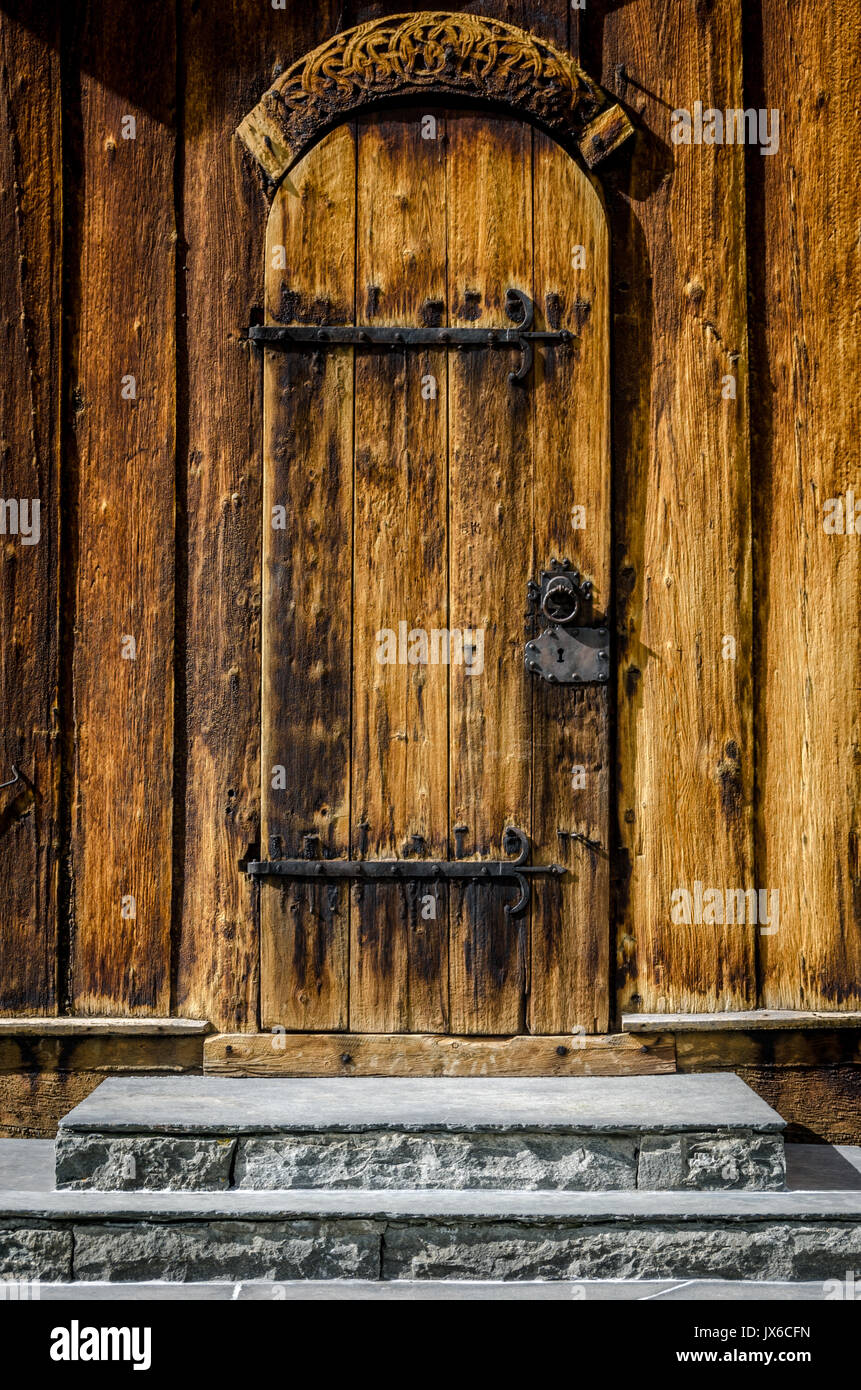 Vecchia porta di legno di una chiesa norwagian nella città Lom Foto Stock