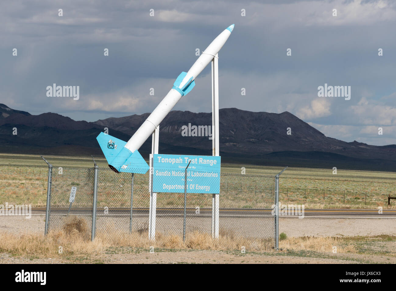 Segno e missile all'ingresso per gli Stati Uniti Dipartimento di Energia di Tonopah Test Range in Nevada. Foto Stock