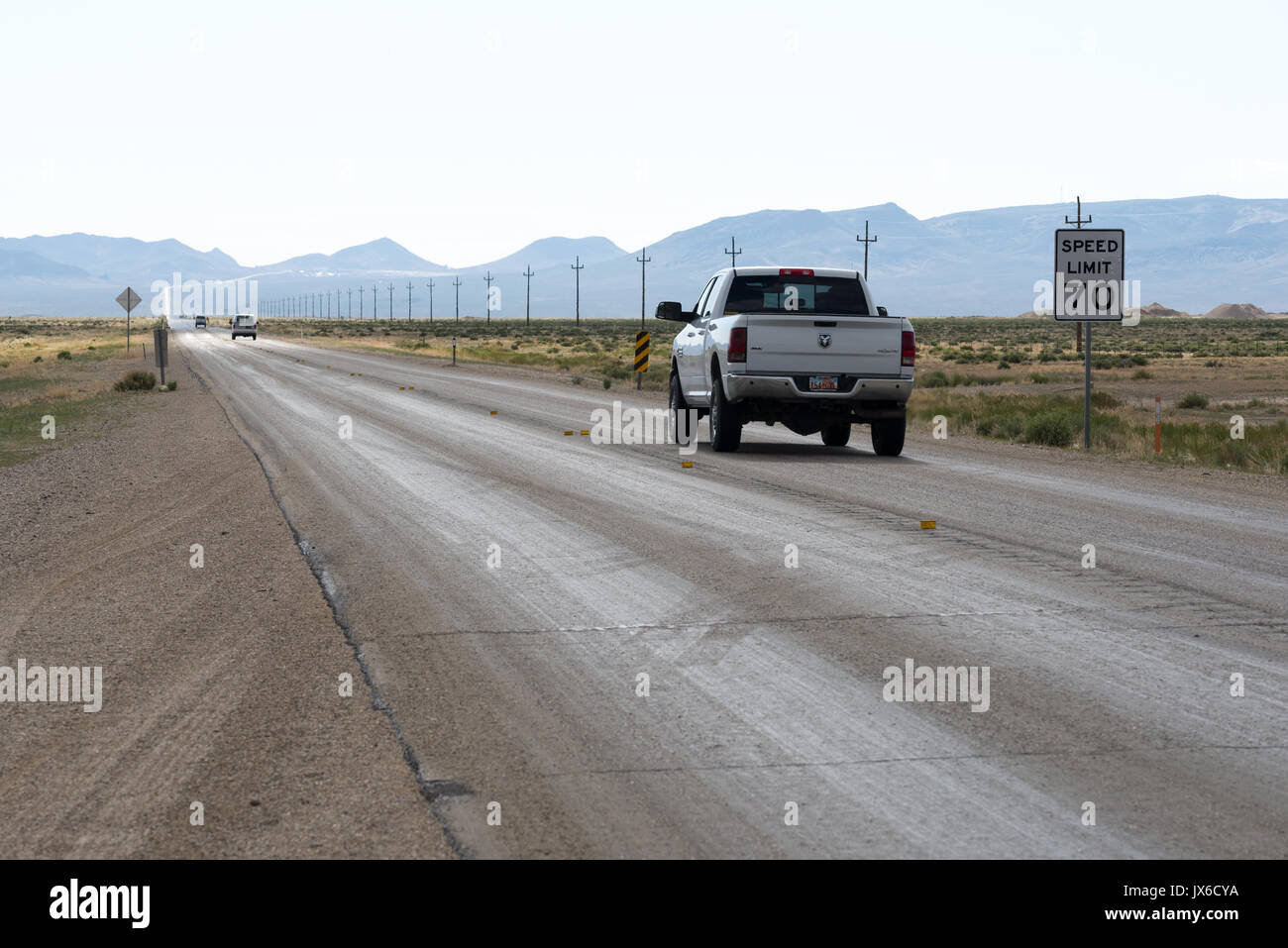 Veicoli su una autostrada nel deserto del Nevada. Foto Stock